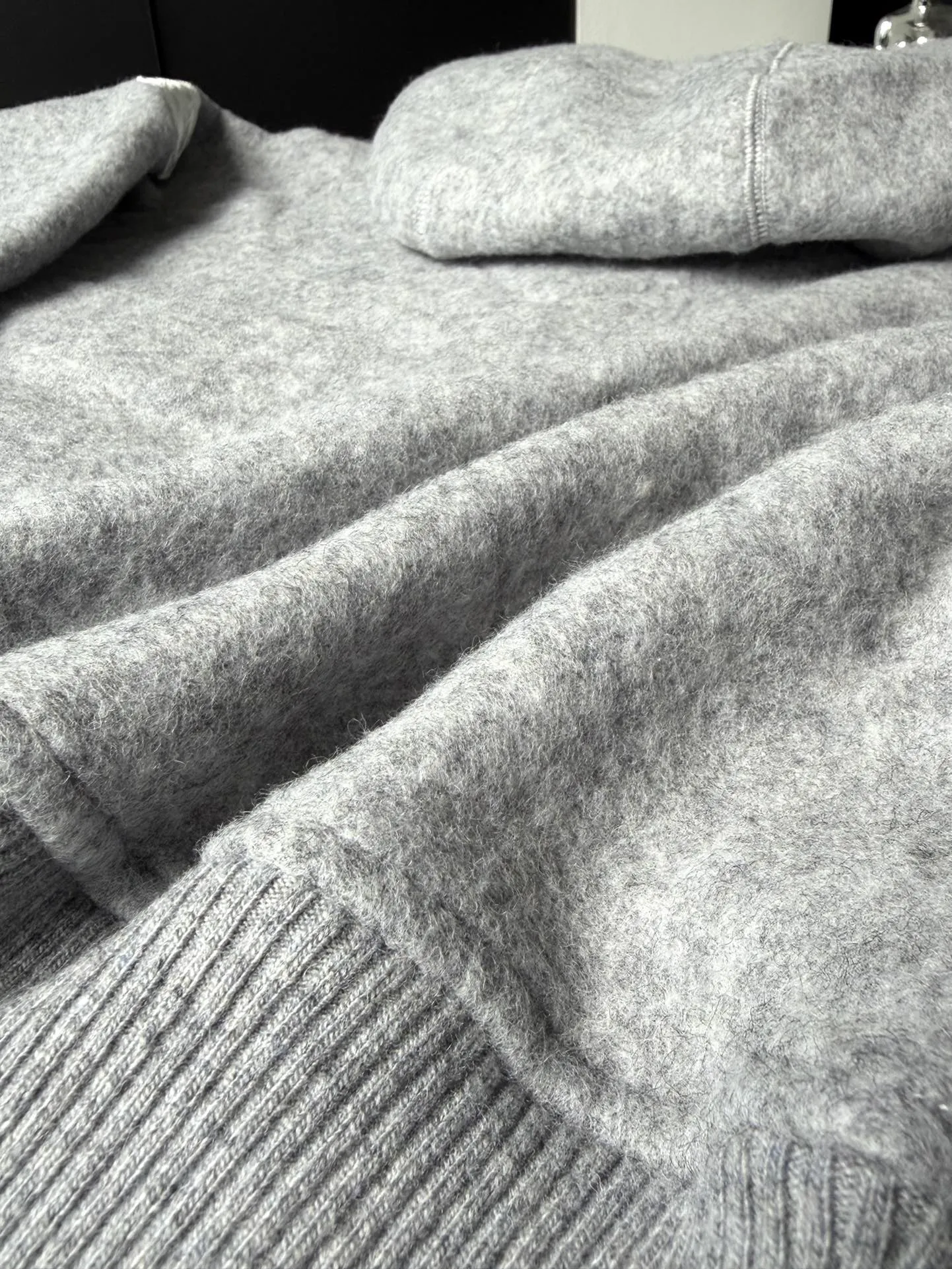 P660 Canada Goose Fleece Wool Badge Hooded Jacket Fabric selection: Wool fleece fabric blended with wool as the main body and a very small amount of spandex and polyester fiber. Wool is a core natural ingredient that provides unparalleled temperature regulation, antibacterial and anti-odor properties and a skin-friendly feel. The feeding of a small amount of spandex gives the fabric a certain degree of four-way elasticity, making it non-restrictive during daily activities. As the basis of fleece's structure, polyester fiber enhances the fabric's durability, wrinkle resistance and quick-drying properties. It contributes to the loft of the fleece and provides functions such as trapping air.  Detail 1: The sleeves and hem are closed with 2×2 ribbing. Its strong elasticity can closely fit wrists and waists of different thicknesses, forming an effective 'seal' to prevent cold wind from blowing back. It can still maintain its original shape after repeated stretching and use, and is not easy to loose and deform. And the ribbed cuffs can convey a sense of design and enhance the visual beauty.  Detail 2: The combination of hood design and elastic buckle improves warmth and windproof performance when wearing. Accessories: Customized elastic drawstring, elastic buckle, custom zipper pendant, custom armband Size: S M L Color: black gray coffee rice pink